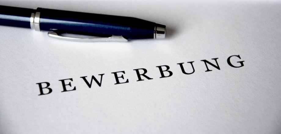 Hier sehen sie ein Zettel auf dem Bewerbung steht.